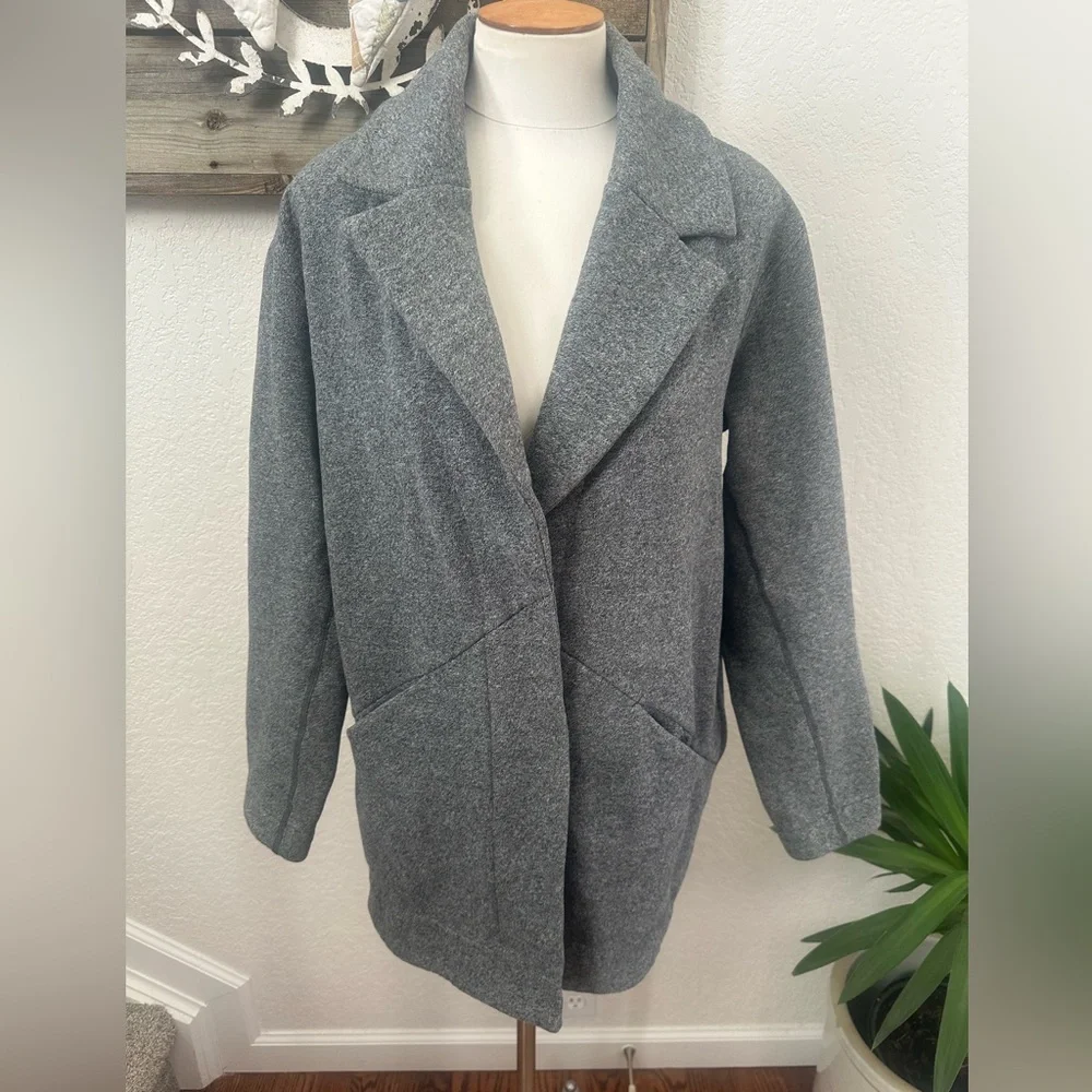 Lululemon Women's Gray Car‎ Coat size M?
